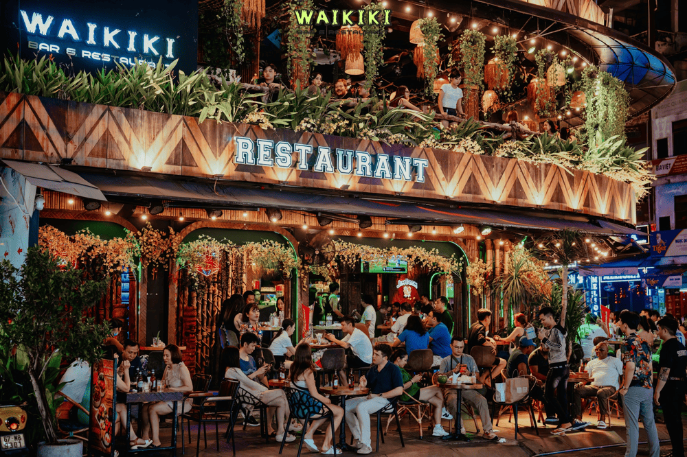 A uniquely vibrant Tiki bar, glowing with bamboo lanterns and mesmerizing tiki statues (Source: Fanpage Waikiki Bar & Restaurant)